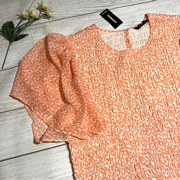 EXPRESS Printed Smocked Bodice Flutter Sleeve Top - Picture 7 of 16